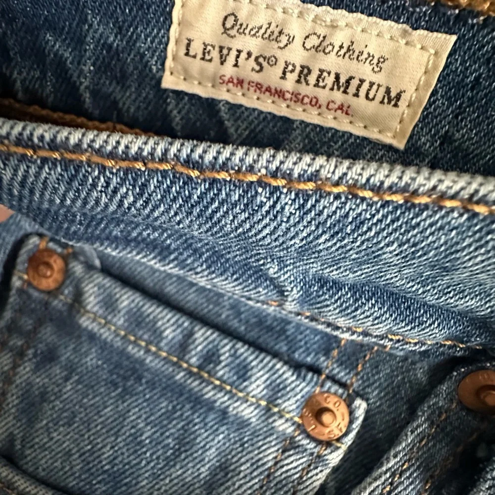 Levi's Medium Blue 501 Skinny Straight Leg Women's Jeans - Size 27x28 - EUC - Picture 3 of 5